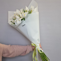 Букет 19 белых ирисов