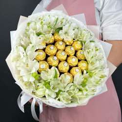 Букет из конфет Ferrero Rocher и и альстромерии