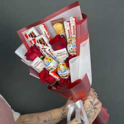 Букет из конфет KINDER и красные розы