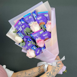 Букет из конфет Milka и розовые розы