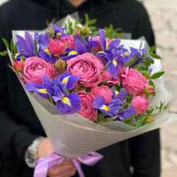 Букет из пионовидных роз и ирисов