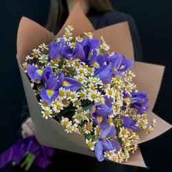 Букет из синих ирисов и танацетума